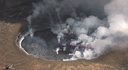 Eruption volcano Eyjafjalla 2010 by Thorsten Boeckel